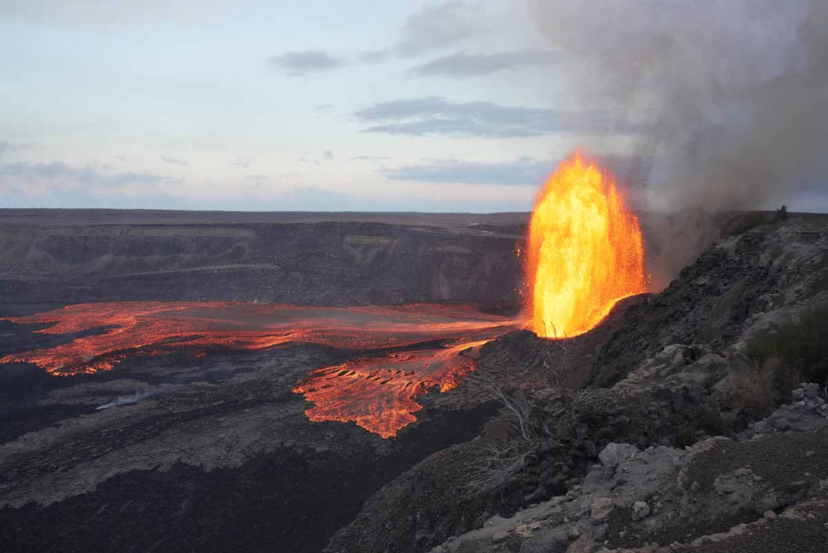 Lava-fountaining-at-Kilauea-